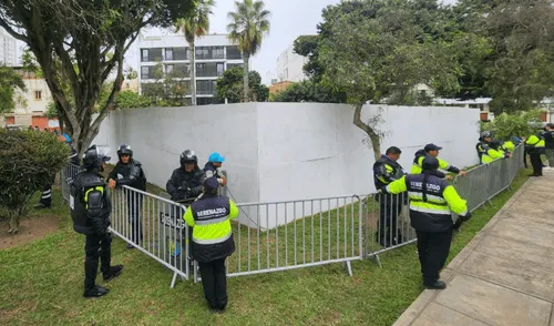 Personal municipal vigila y cerca espacio destinado a la nueva obra en Miraflores. Foto: Francisco Erazo/La República