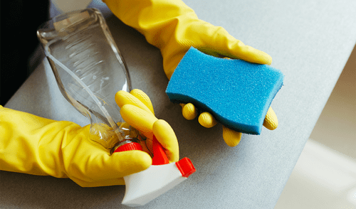 Los microplásticos desprendidos de las esponjas para lavar platos pueden contaminar el agua. Foto: Pexels