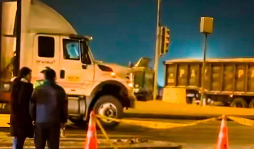 PNP revisan las imágenes de las cámaras de seguridad para verificar el momento cuando el adulto mayor cae resbala sobre la pista y muere atropellado por tráiler en el Callao. Adulto mayor se resbala en la pista y muere atropellado por tráiler en la avenida Néstor Gambetta, en Callao