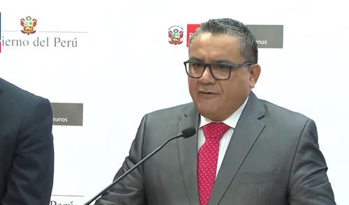 Santívañez se refirió a la situación judicial que enfrenta Martín Vizcarra antes de hablar sobre los allanamientos en su contra. Foto: Composición/LR Juan José Santiváñez