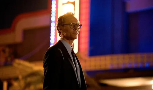 Tom Hiddleston como Charles Krantz.