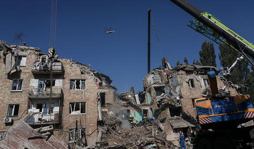 El reciente ataque ruso sobre Kiev ha sido uno de los más devastadores desde el inicio del conflicto. Foto: AFP. Rusia realiza un nuevo ataque "masivo" con misiles y drones contra la capital de Ucrania y deja al menos 18 muertos