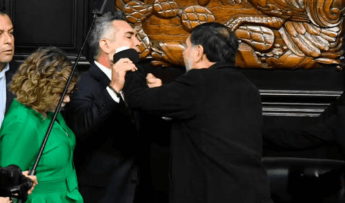 Los senadores Gerardo Fernández Noroña y Alejandro Moreno se agarraron a golpes. Los senadores Gerardo Fernández Noroña y Alejandro Moreno se agarraron a golpes.