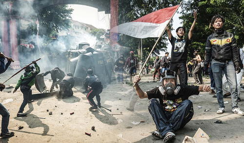 Protestas masivas en Yakarta tras aumento salarial a diputados generan violencia e indignación social. Foto: composición LR/AFP Masivas manifestaciones en Indonesia: aumento de sueldo de diputados a US$14.000 estalla la ira en las calles