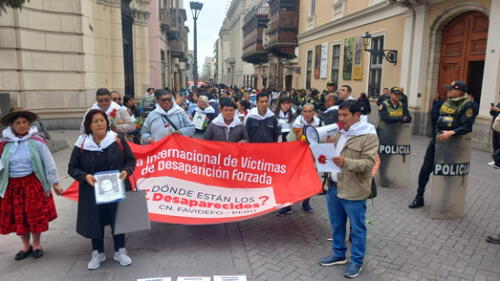 Caminata por los desaparecidos Familiares de las víctimas de desaparición forzada en Perú realizan una caminata exigiendo justicia. Foto Difusión