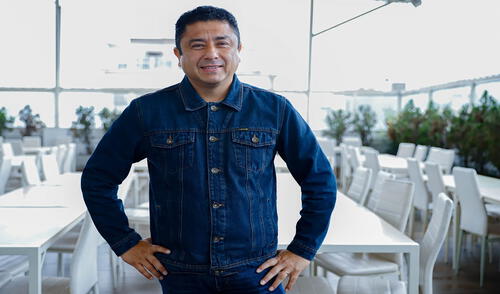 Bermejo forma parte de la alianza Venceremos. La integran su partido, Voces del Pueblo, y Nuevo Perú, de Vicente Alanoca y Verónika Mendoza. Fotografía: Sebastián Blanco / La República Bermejo en el edificio de La República.