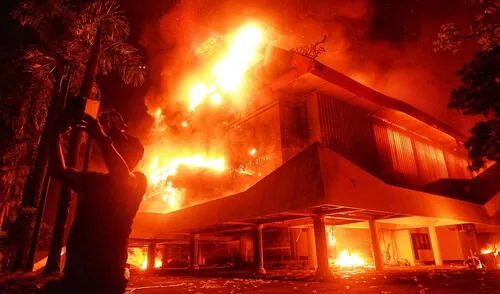 Masivas protestas que dejan 6 muertos y 20 desaparecidos en Indonesia obliga a cancelar aumento de congresistas