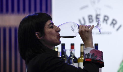 Se busca visibilizar el papel femenino en la cadena vitivinícola en todas las etapas de su producción y comercialización. Se busca visibilizar el papel femenino en la cadena vitivinícola en todas las etapas de su producción y comercialización.