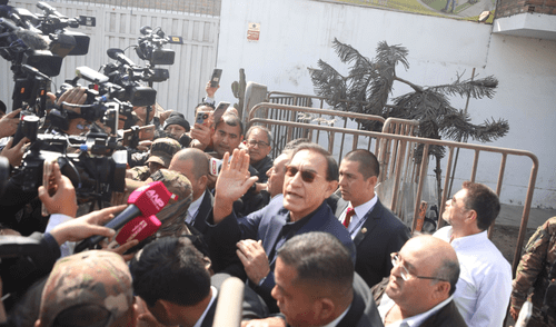 Martín Vizcarra se pronuncia tras salir del penal de Barbadillo. Foto: Carlos Felix/URPI-LR Martín Vizcarra