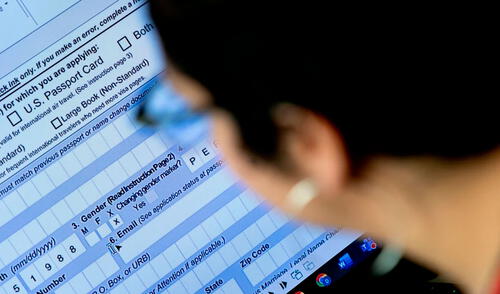 En enero de 2025, Donald Trump ordenó dejar de emitir pasaportes y documentos oficiales con opción de género 'X'. Foto: AFP