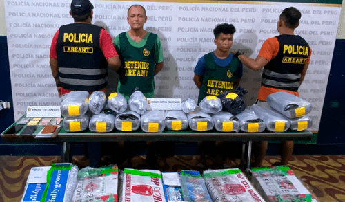 La droga y los detenidos fueron trasladados a la comisaria de la zona. Foto: PNP