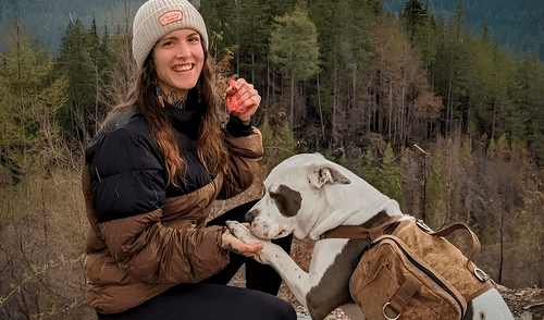 Margaux Cohen se lanzó desde lo alto de una montaña para rescatar a su perro en Canadá. Margaux Cohen se lanzó desde lo alto de una montaña para rescatar a su perro en Canadá.