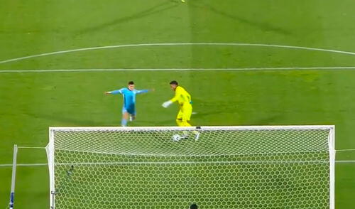 Pedro Gallese se confió y casi protagoniza un blooper en el Perú vs Uruguay. Foto: captura de América TV Pedro Gallese se confió y casi protagoniza un blooper en el Perú vs Uruguay. Foto: captura de América TV
