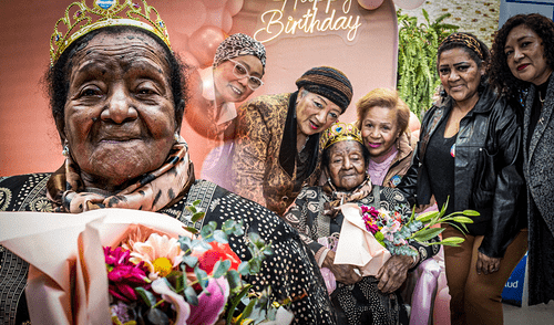 Doña Ernestina acude a sus citas para su diálisis a sus 102 años. Doña Ernestina acude a sus citas para su diálisis a sus 102 años.