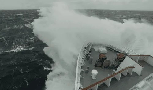 Las olas son tan fuertes en el Pasaje de Drake que su efecto se conoce como el "temblor de Drake". Foto: NatGeo/Michael Metford Las olas son tan fuertes en el Pasaje de Drake que su efecto se conoce como el "temblor de Drake".