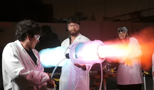 Glogloking, Emikukis y otros streamers realizan experimento del 'cañón de plasma'