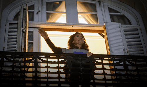 Tras el triunfo de Fuerza Patria, Kirchner salió a su balcón para celebrar el triunfo del peronismo. Tras el triunfo de Fuerza Patria, Kirchner salió a su balcón para celebrar el triunfo del peronismo.