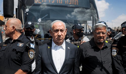 Foto: Netanyahu visitó el lugar del ataque y prometió una respuesta firme. AFP Benjamín Netanyahu - Ataque terrorista en Jerusalén - Israel