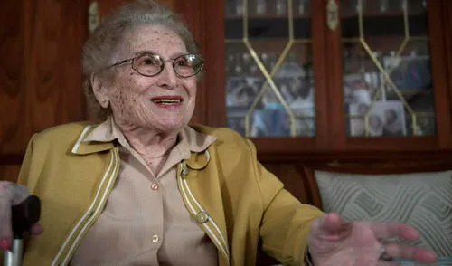 Rosa Tarlovsky de Roisinblit pudo reencontrarse con su nieto Guillermo en el año 2000. Foto: AFP