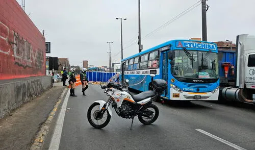 Motorizado no habría tenido casco cuando fue impactado en la Vía Evitamiento. Foto: Mabe Alva Motorizado no habría tenido casco cuando fue impactado en la Vía Evitamiento. Foto: Mabe Alva