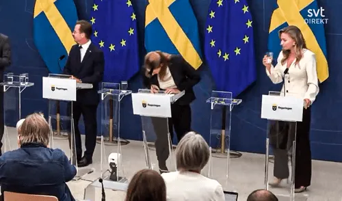 La situación ocurrió momentos después de que Lann expusiera los principales lineamientos de su futura gestión en el Ministerio de Salud. Foto: X/RT. Elisabet Lann, ministra de Salud de Suecia, se desmayó en conferencia de prensa cuando era presentada al cargo