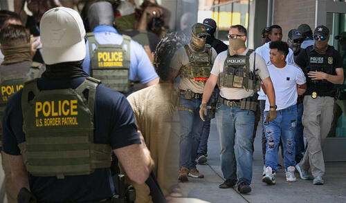 ICE acusa a 12 inmigrantes de conspiración en Estados Unidos.