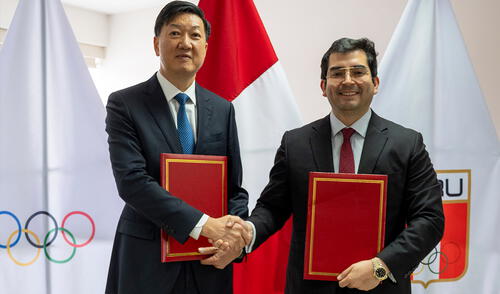 Renzo Manyari y Gao Zhidan acordaron un convenio de colaboración entre deportistas peruanos y chinos. Foto: IPD Renzo Manyari y Gao Zhidan acordaron un convenio de colaboración entre deportistas peruanos y chinos. Foto: IPD