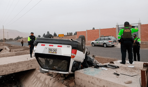 Vehículo quedo sobre el canal de río. Foto: Liz Ferrer, La República