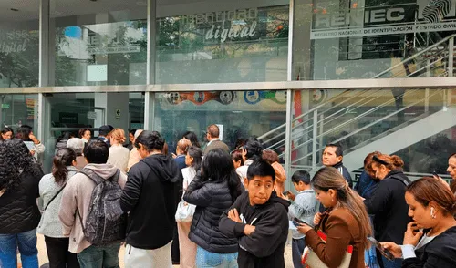 Ciudadanos tienen que esperar más de dos horas para ser atendidos. Foto: Mabel Alva, La República
