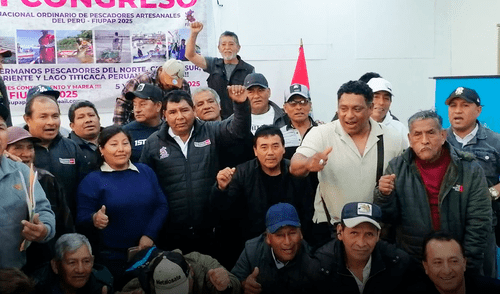 Hilton Guerrero Bonifacio (al centro, con casa oscura y camisa blanca) fue reelegido por un "congreso" al que asistieron 25 supuestos líderes pesqueros. Foto: difusión Hilton Guerrero Bonifacio (al centro, con casa oscura y camisa blanca) fue reelegido por un "congreso" al que asistieron 25 supuestos líderes pesqueros. Foto: difusión