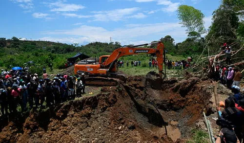 Al lugar ha llegado una excavadora para ayudar en las labores de rescate. Foto: AFP