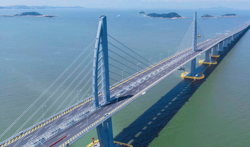 El puente colgante, que cruza el río Yangtsé, destaca por su infraestructura moderna.