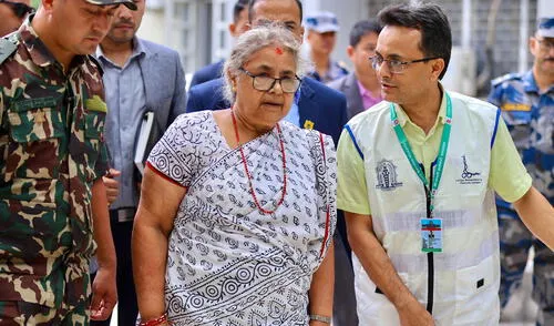 Sushila Karki, la nueva primera ministra de Nepal, acudió a visitar a las personas heridas en las manifestaciones. Foto: APF