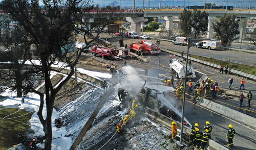 Bomberos extinguen las llamas de camión cisterna que explotó en Iztapalapa. Foto: AFP