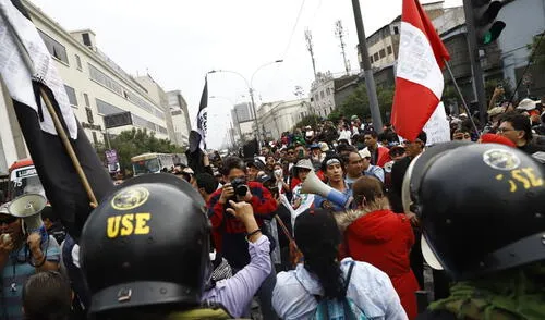 Movilización congregó a cientos de ciudadanos que fueron cercados por la Policía en la avenidad Abancay. Foto: Sebastián Blanco/LR Congreso