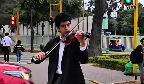André Morán, un joven de 19 años, toca el violín en las calles de Lima para ayudar a su familia en medio del caos del tráfico y la crisis laboral. André Morán, un joven de 19 años, toca el violín en las calles de Lima para ayudar a su familia en medio del caos del tráfico y la crisis laboral.
