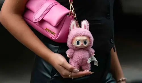 Mujer rusa 'vendió su alma' para comprarse labubus y una entrada a un concierto.