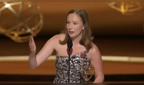 Hannah Einbinder en los Emmy 2025.
