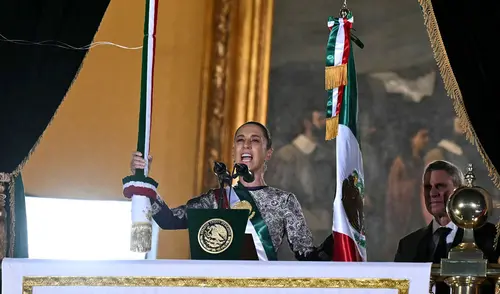 La presidenta recibió la bandera de México de una escolta compuesta por mujeres. La presidenta recibió la bandera de México de una escolta compuesta por mujeres. Foto: AFP