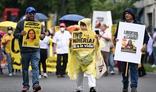 Marcha se realizó en paralelo al desfile por la Independencia de El Salvador. Foto: AFP