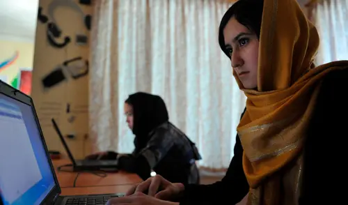 Varias regiones en Afganistan se quedaron sin internet, luego de que cortaran los cables de fibra óptica. Foto: AFP