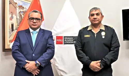Pese a la suspensión por graves delitos, el ministro Juan Santiváñez despacha con el teniente general Víctor Zanabria. Pese a la suspensión por graves delitos, el ministro Juan Santiváñez despacha con el teniente general Víctor Zanabria.