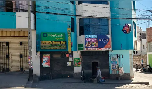 Delincuentes forcejaron la puerta de uno de los negocios para ingresar y llevarse todo a su paso. Foto: Mirelia Quispe, La República Delincuentes forcejaron la puerta de uno de los negocios para ingresar y llevarse todo a su paso. Foto: Mirelia Quispe, La República