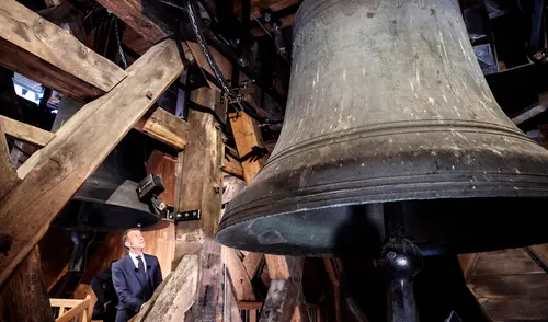 Emmanuel Macron visitando el campanario de la Catedral de Notre Dame. Emmanuel Macron visitando el campanario de la Catedral de Notre Dame. Foto: AFP