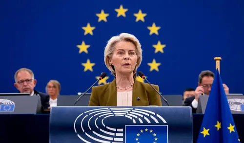 Ursula von der Leyen reveló que las sanciones buscan acelerar la eliminación de las importaciones de combustibles rusos. Foto: AFP