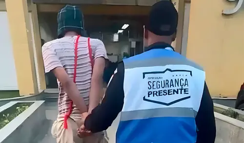 Hombre vestido de ‘El Chavo del 8’ fue arrestado por llevar droga en Brasil. Hombre vestido de ‘El Chavo del 8’ fue arrestado por llevar droga en Brasil.
