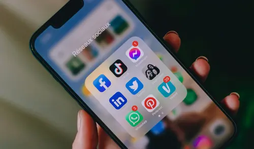 EEUU obligaría que inmigrantes digan sus redes sociales para hacer trámites migratorios.