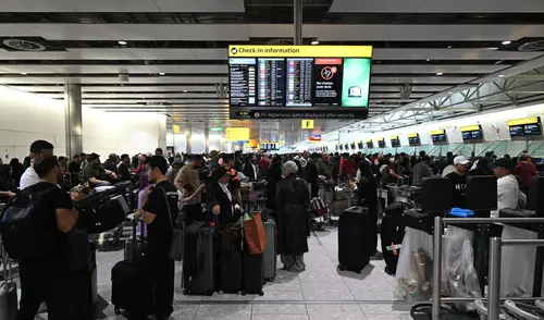 Largas colas de pasajeros se han creado en varios importantes aeropuertos de Europa. Foto: AFP