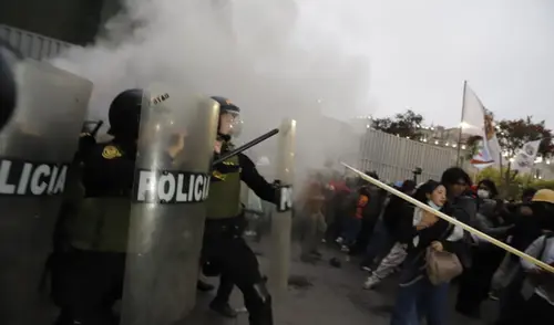 Se registran enfrentamientos entre la PNP y manifestantes. Foto: Sebastián Blanco Se registran enfrentamientos entre la PNP y manifestantes.