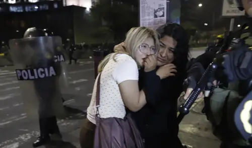Usuarios denuncian que PNP agrede a mujeres en la manifestación. Foto: Sebastian Blanco Usuarios denuncian que PNP agrede a mujeres en la manifestación.